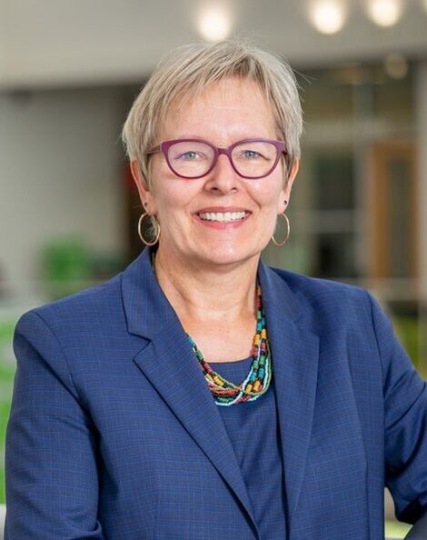 Lauraheadshot 809x10242